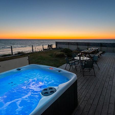 Sound Of The Sea, Beach Front Bungalow With Hot Tub, In Tywyn Exterior photo