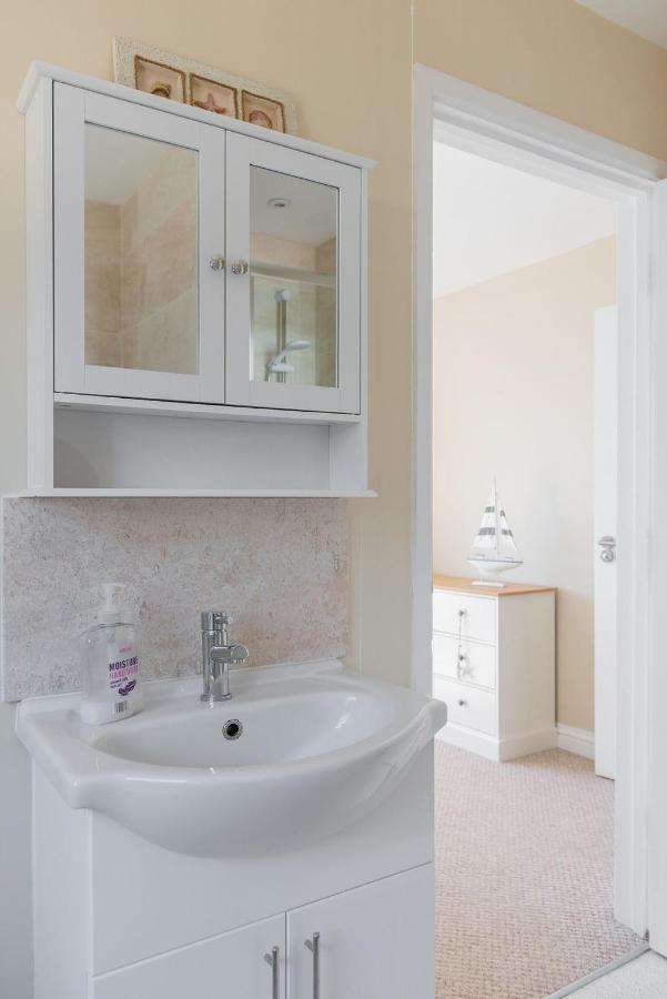 Sound Of The Sea, Beach Front Bungalow With Hot Tub, In Tywyn Exterior photo