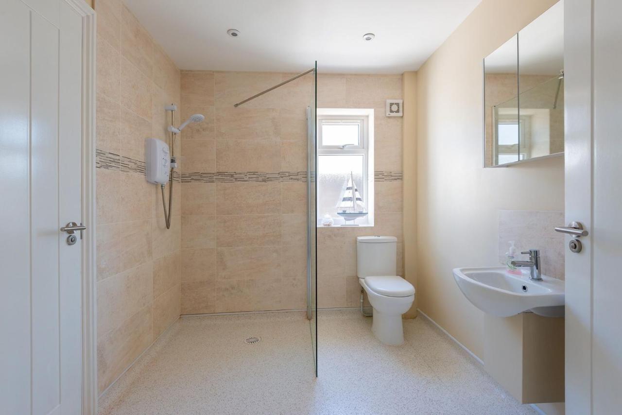 Sound Of The Sea, Beach Front Bungalow With Hot Tub, In Tywyn Exterior photo