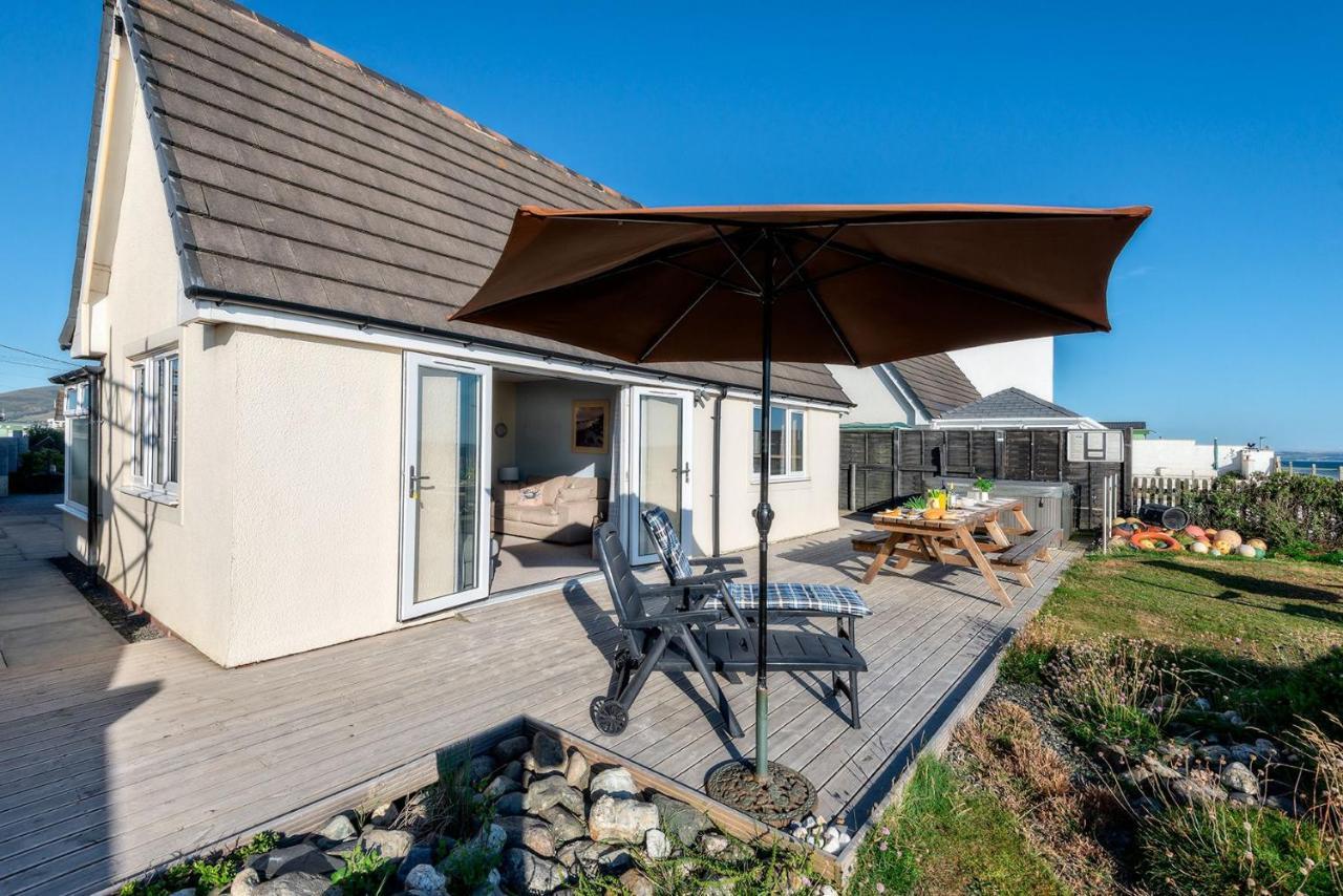 Sound Of The Sea, Beach Front Bungalow With Hot Tub, In Tywyn Exterior photo