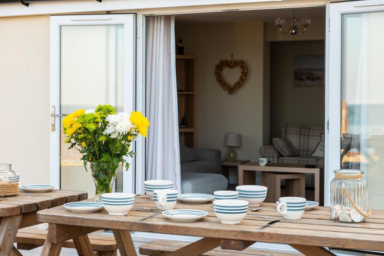 Sound Of The Sea, Beach Front Bungalow With Hot Tub, In Tywyn Exterior photo