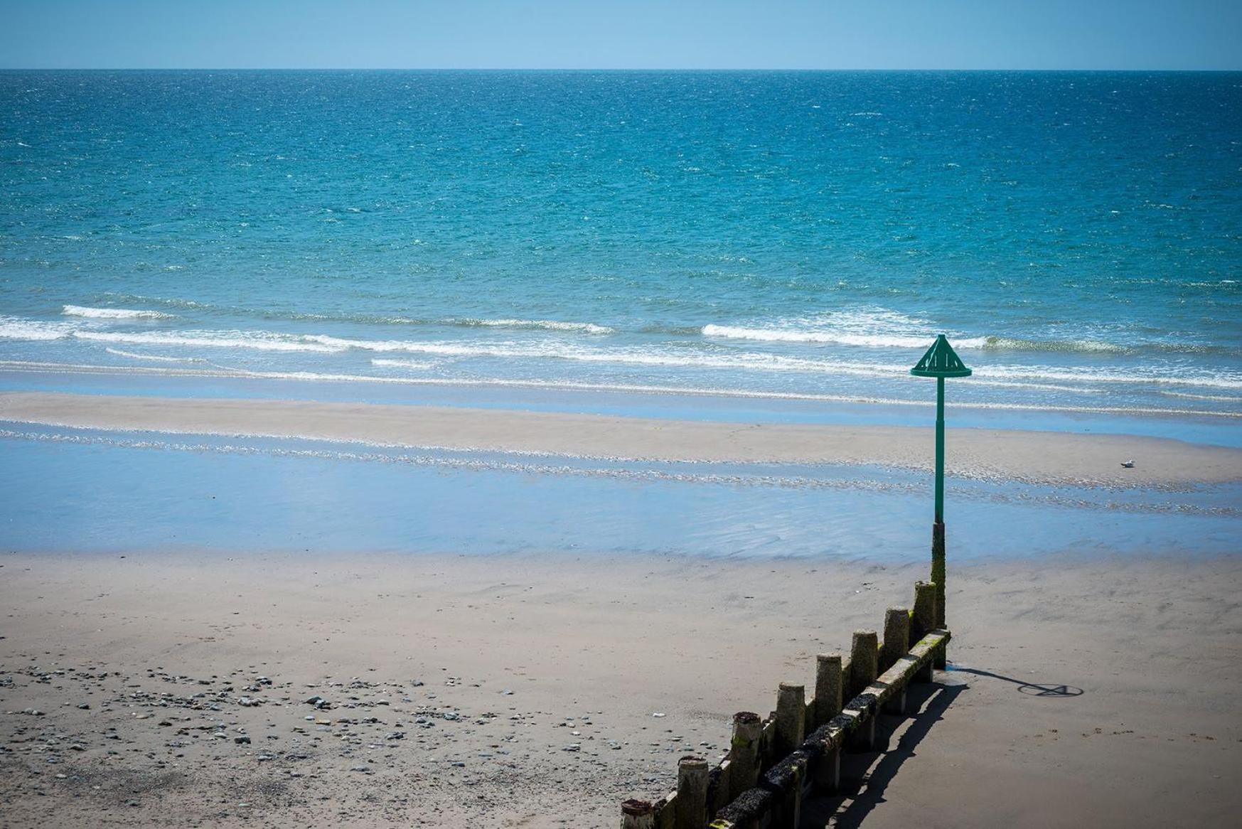 Sound Of The Sea, Beach Front Bungalow With Hot Tub, In Tywyn Exterior photo