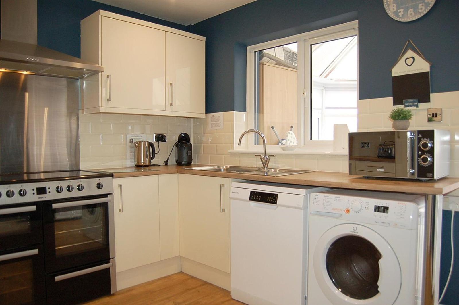 Sound Of The Sea, Beach Front Bungalow With Hot Tub, In Tywyn Exterior photo