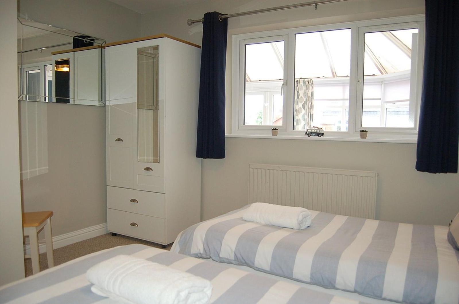 Sound Of The Sea, Beach Front Bungalow With Hot Tub, In Tywyn Exterior photo