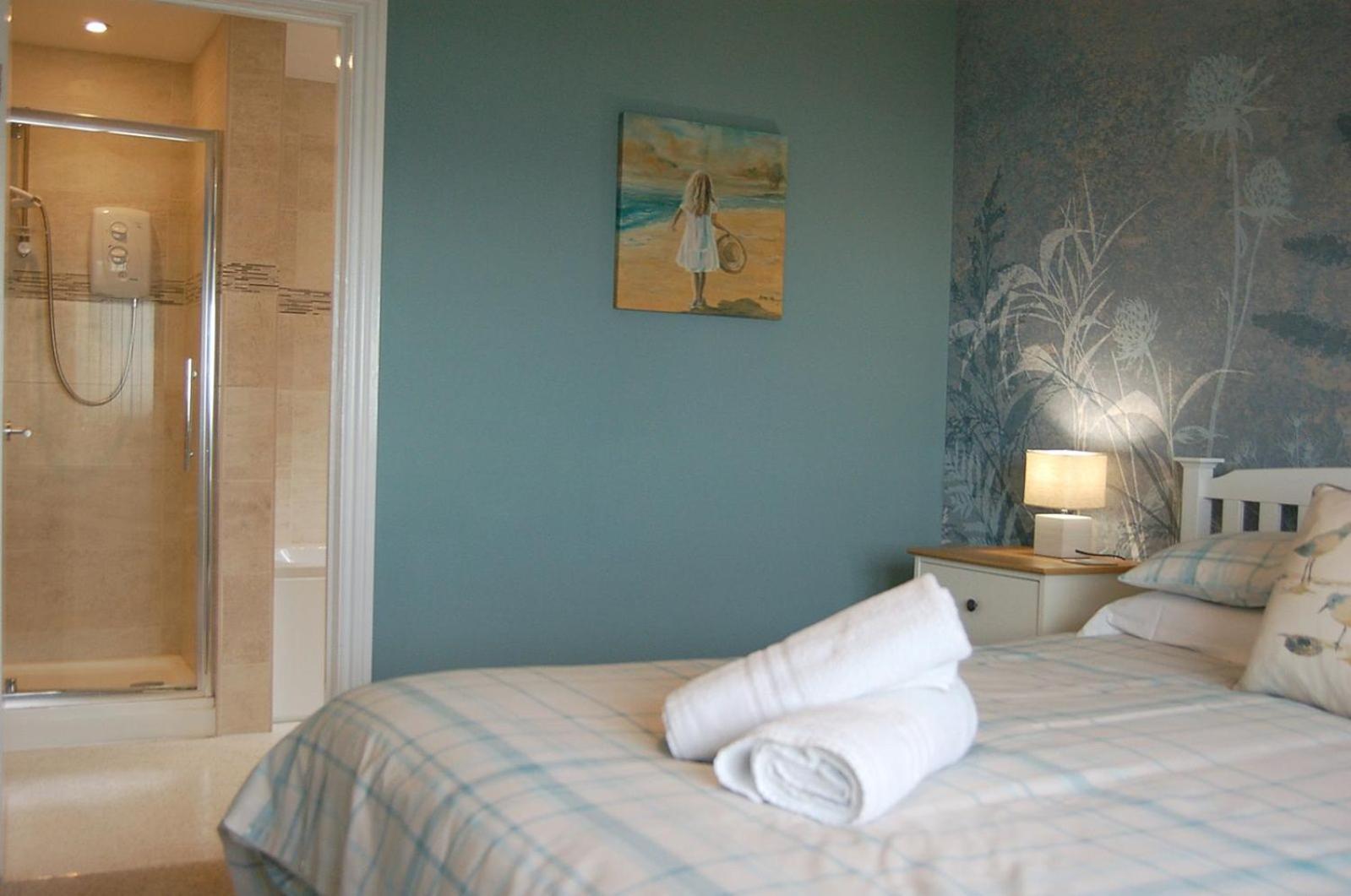 Sound Of The Sea, Beach Front Bungalow With Hot Tub, In Tywyn Exterior photo