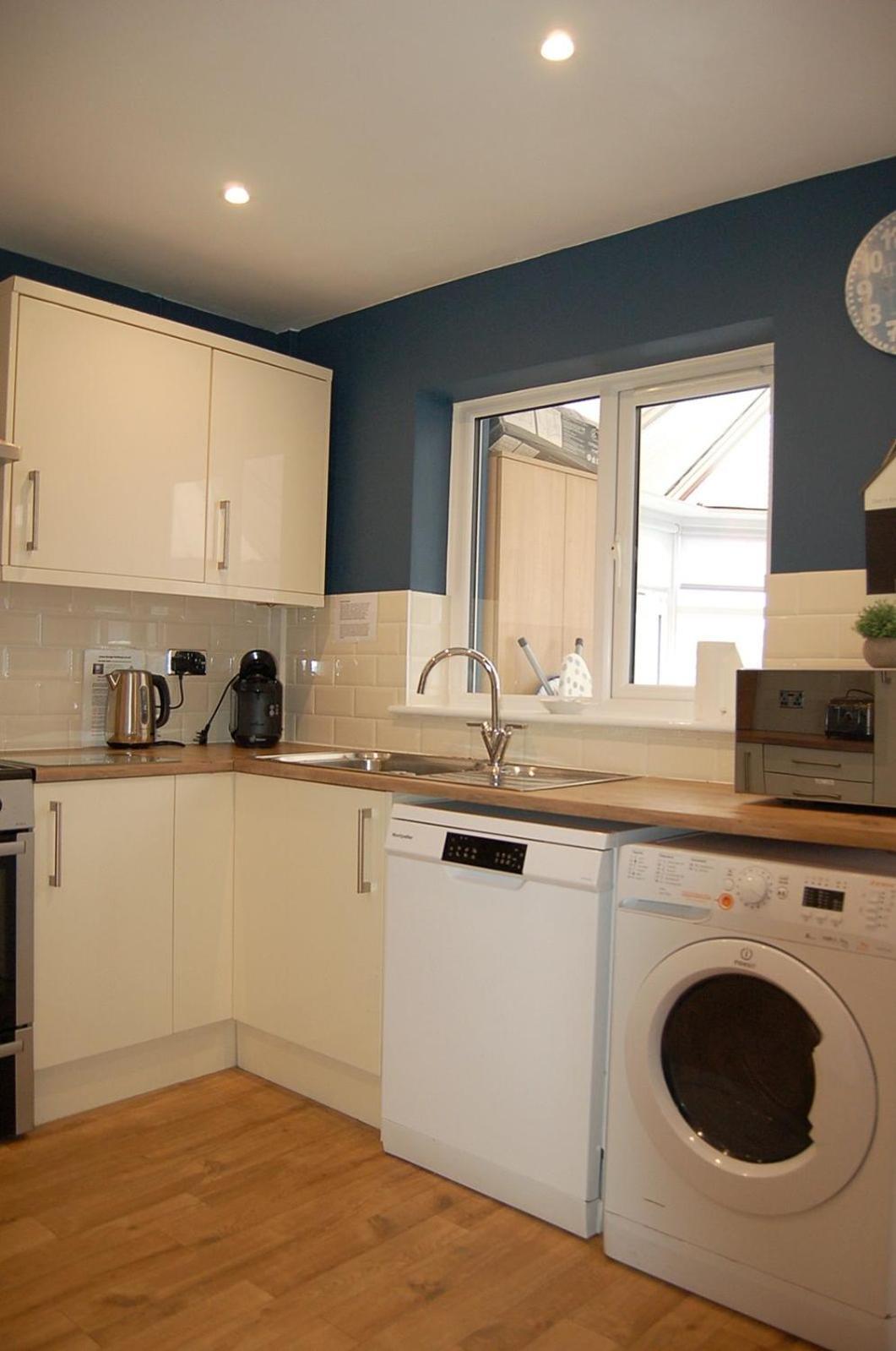 Sound Of The Sea, Beach Front Bungalow With Hot Tub, In Tywyn Exterior photo