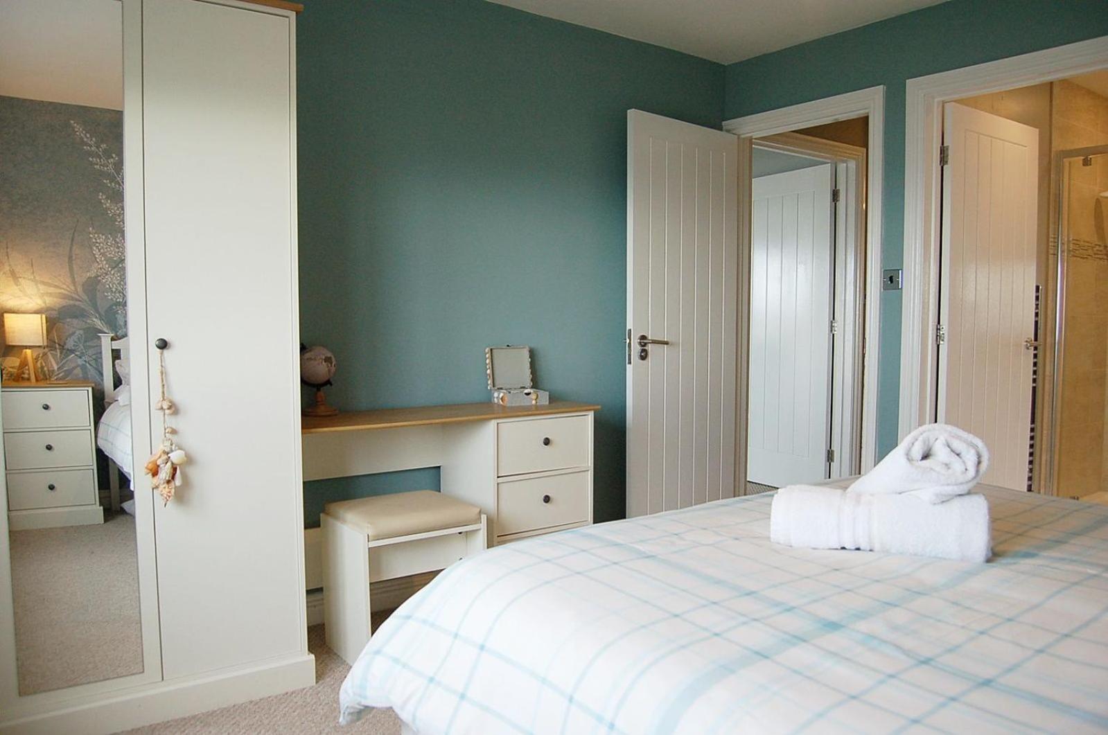 Sound Of The Sea, Beach Front Bungalow With Hot Tub, In Tywyn Exterior photo