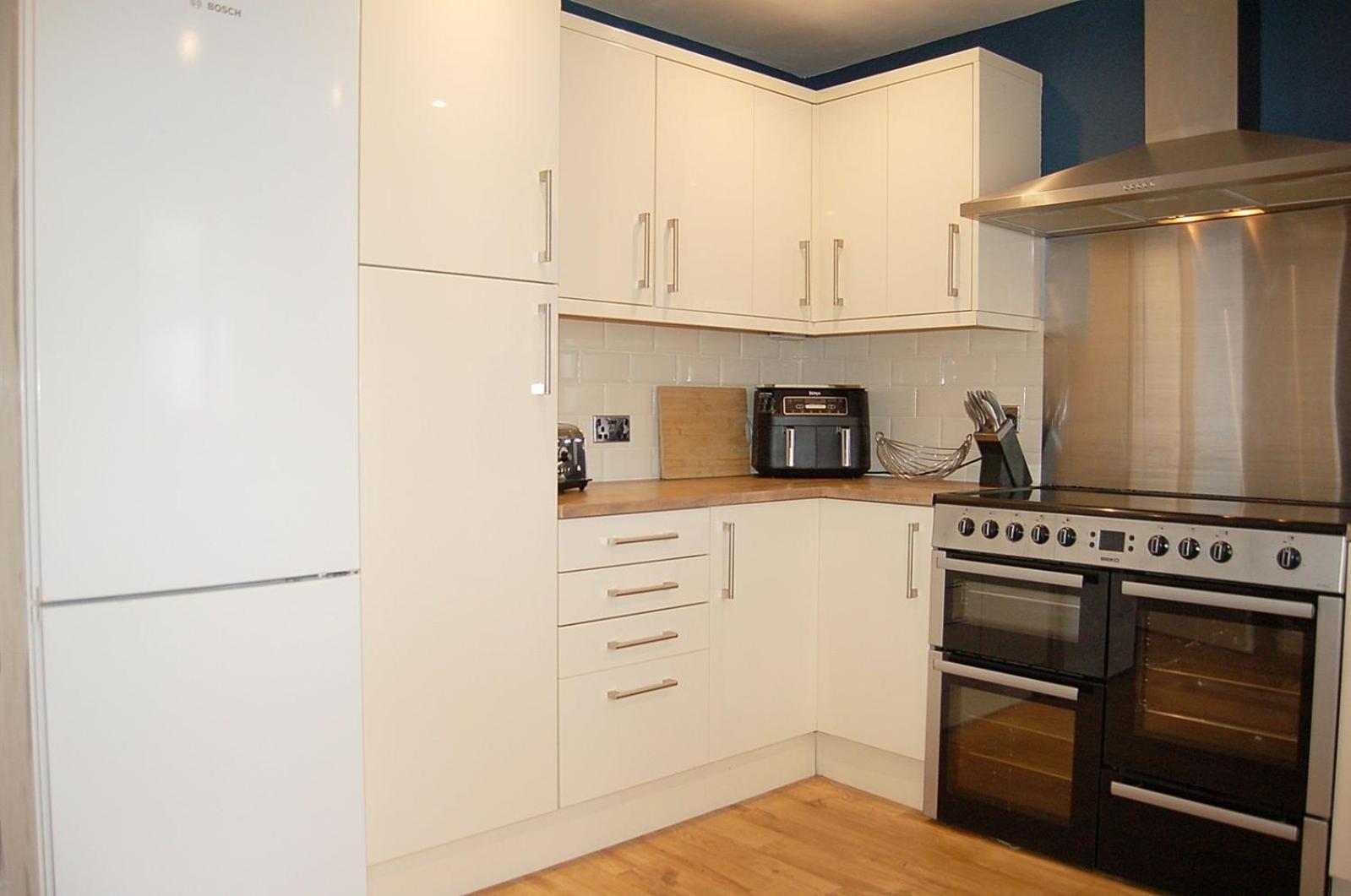 Sound Of The Sea, Beach Front Bungalow With Hot Tub, In Tywyn Exterior photo