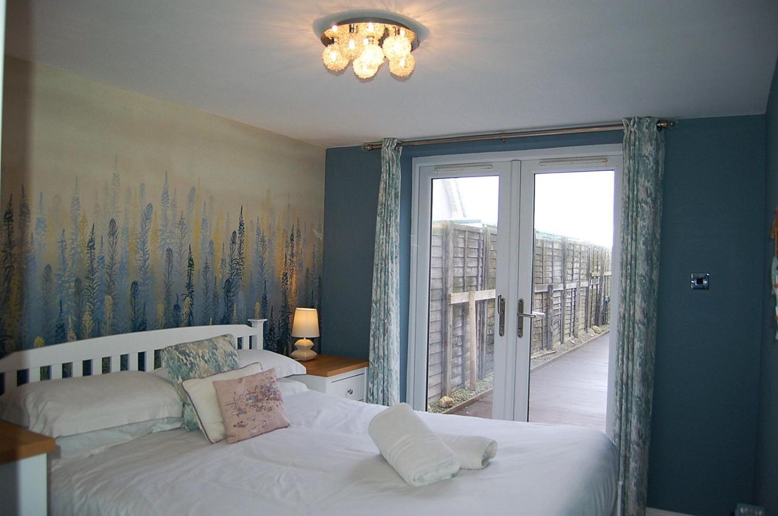 Sound Of The Sea, Beach Front Bungalow With Hot Tub, In Tywyn Exterior photo