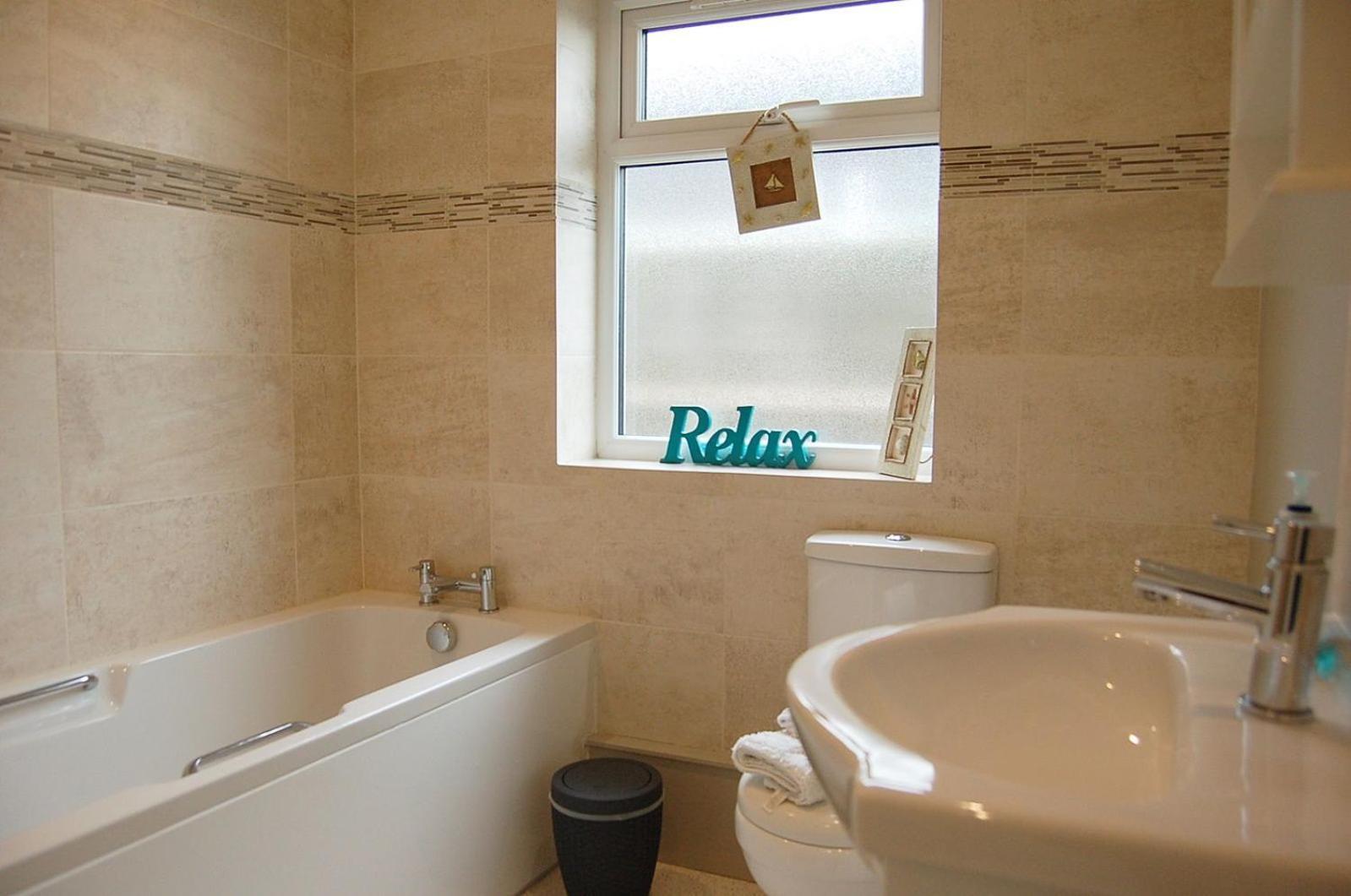 Sound Of The Sea, Beach Front Bungalow With Hot Tub, In Tywyn Exterior photo