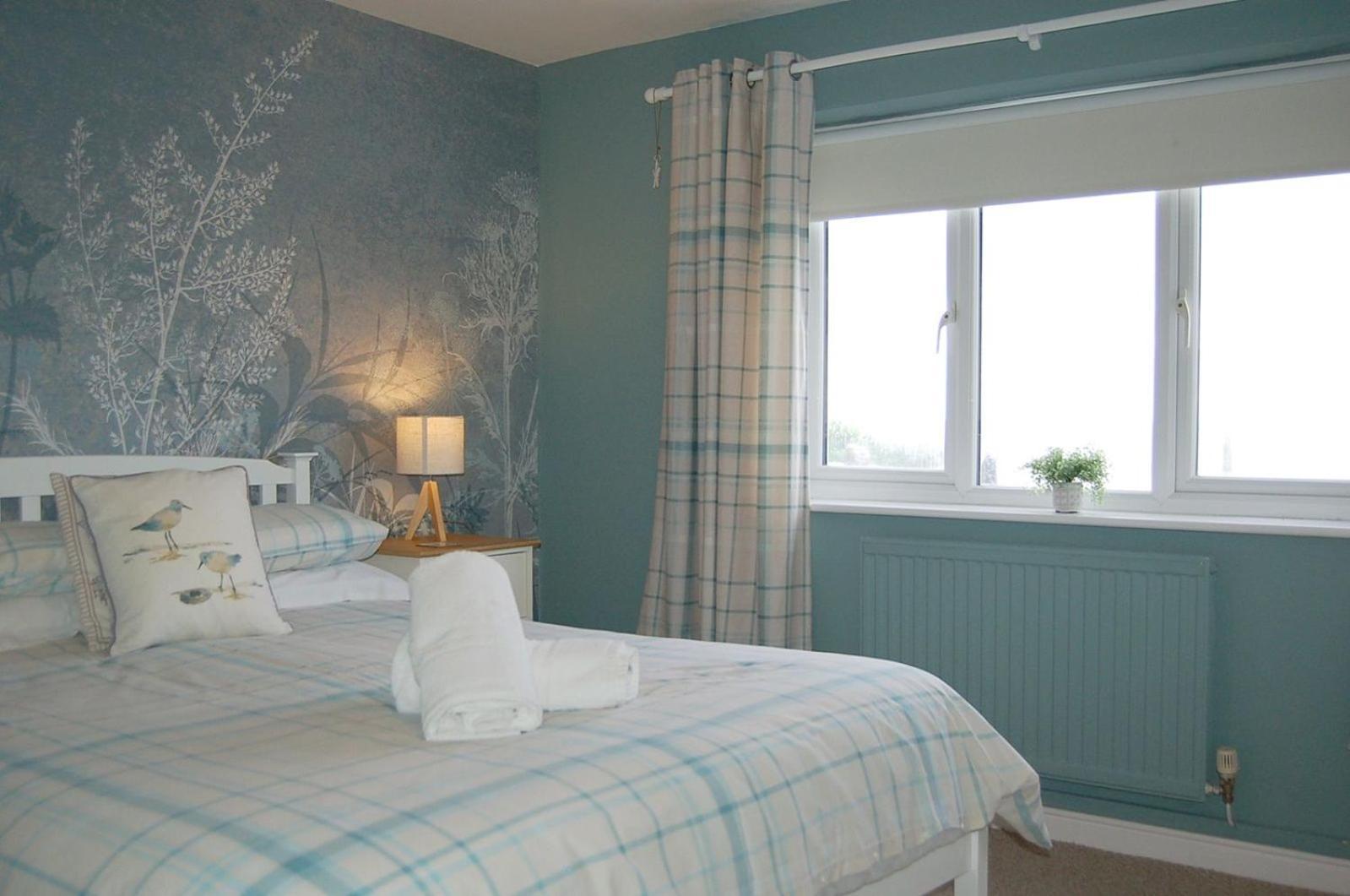 Sound Of The Sea, Beach Front Bungalow With Hot Tub, In Tywyn Exterior photo