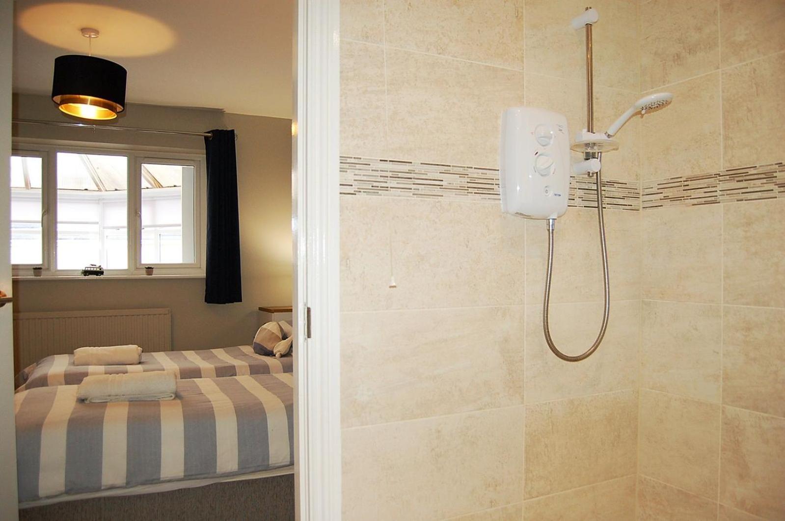 Sound Of The Sea, Beach Front Bungalow With Hot Tub, In Tywyn Exterior photo