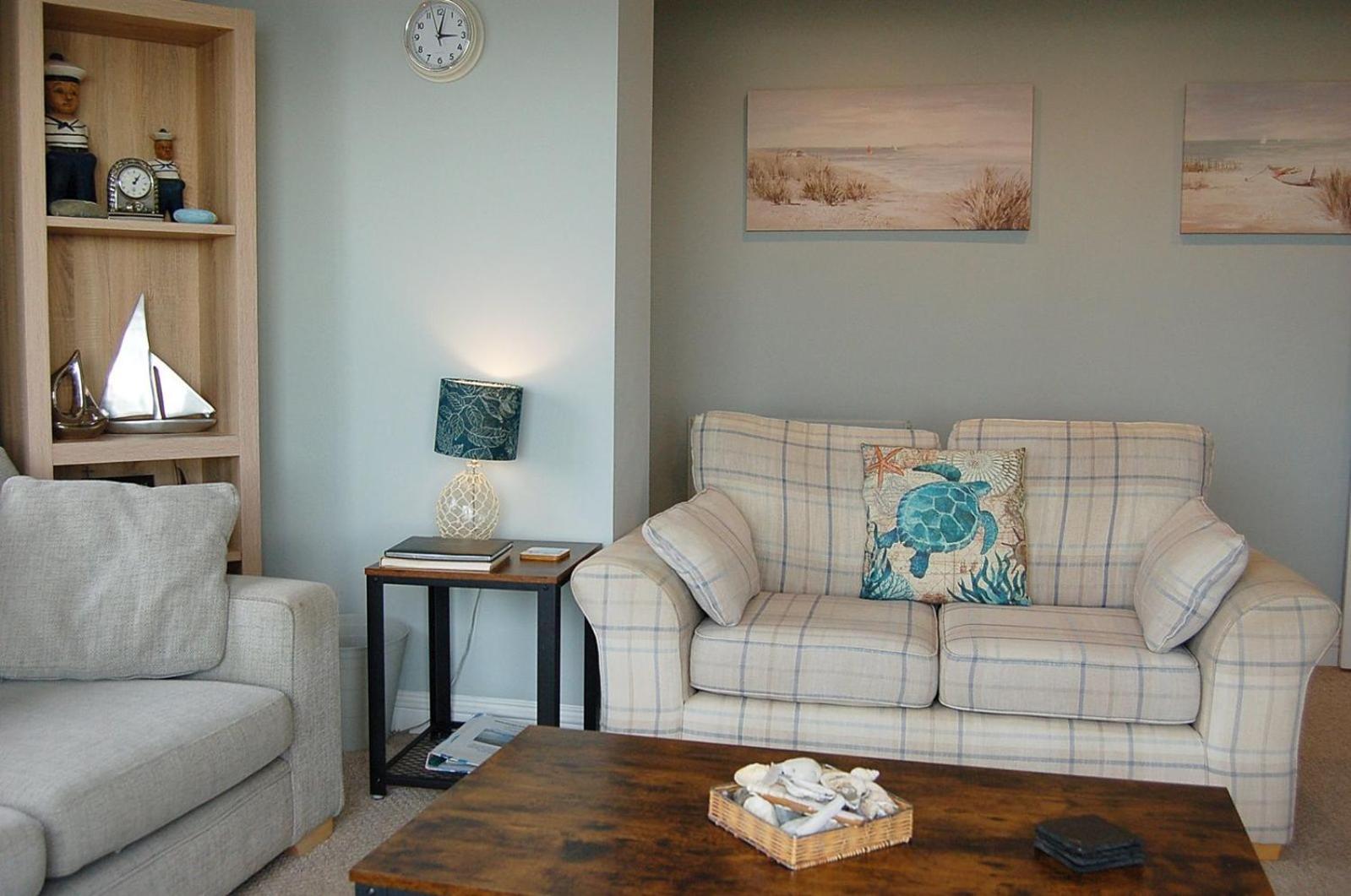 Sound Of The Sea, Beach Front Bungalow With Hot Tub, In Tywyn Exterior photo