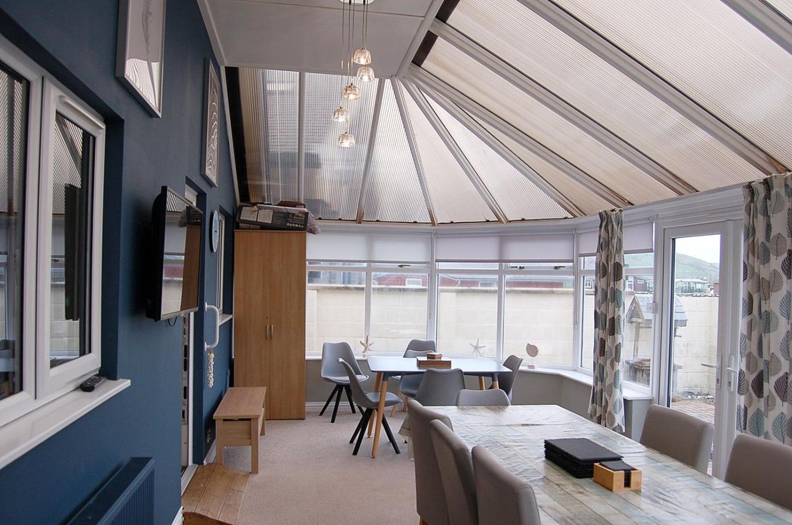 Sound Of The Sea, Beach Front Bungalow With Hot Tub, In Tywyn Exterior photo